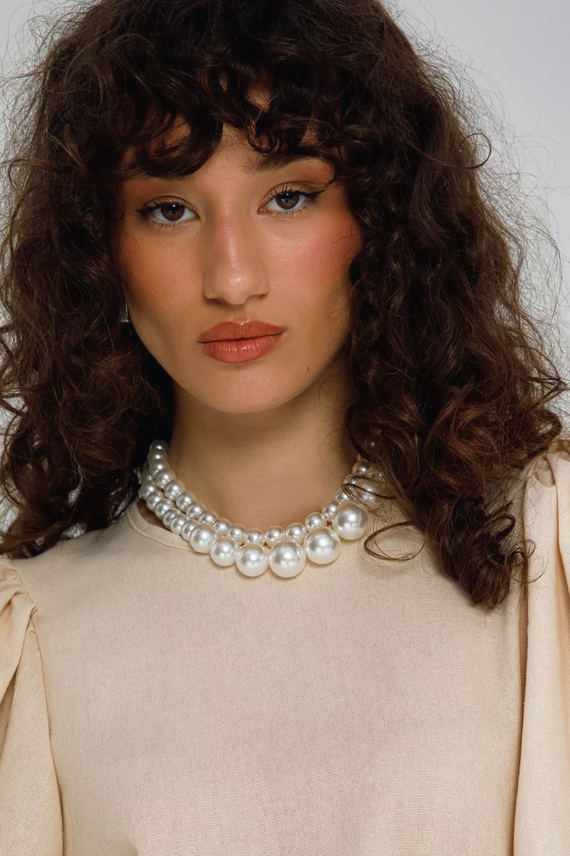 White pearl necklace photo 3