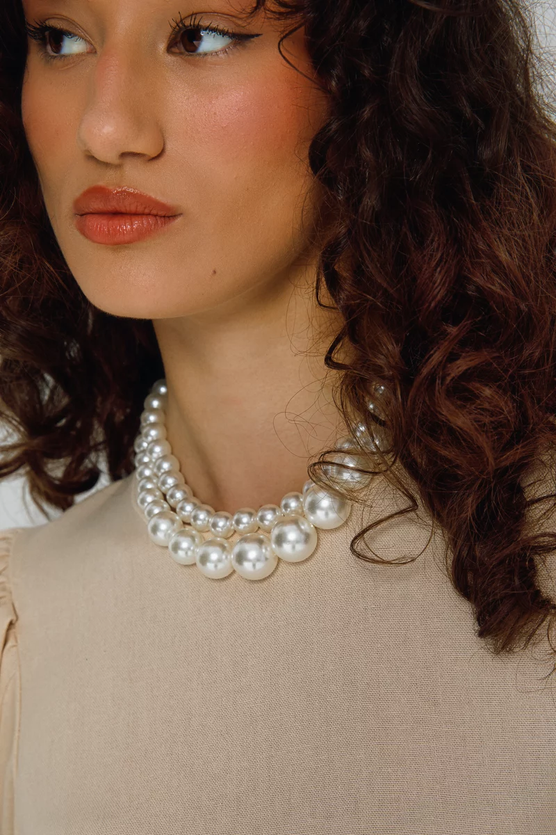 White pearl necklace photo 4