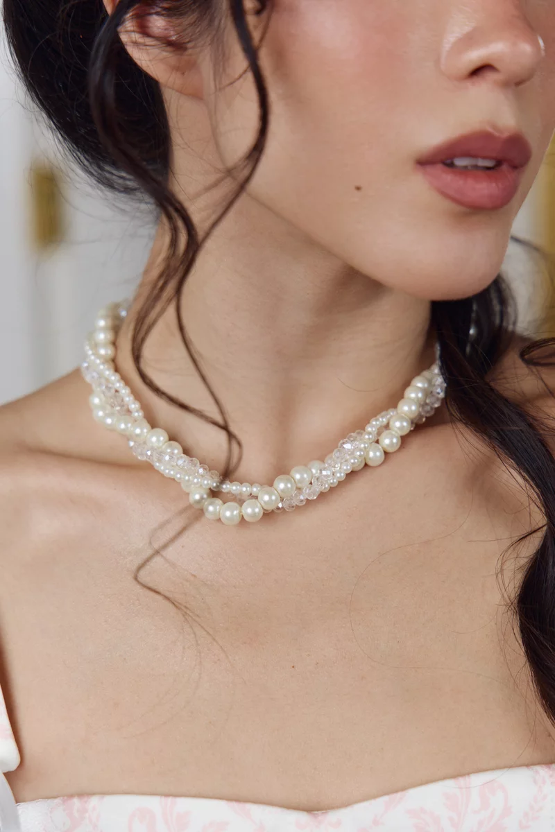 Белые бусы из жемчужин разного размера фотография 1