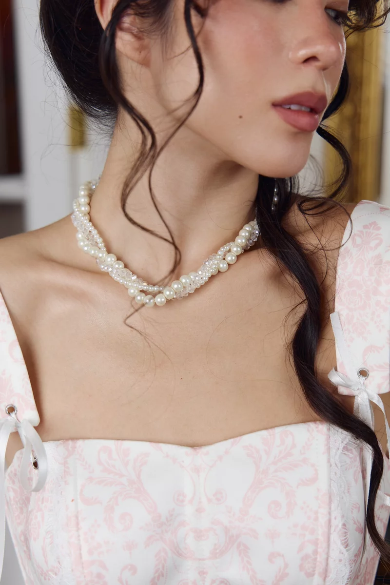 Белые бусы из жемчужин разного размера фотография 3