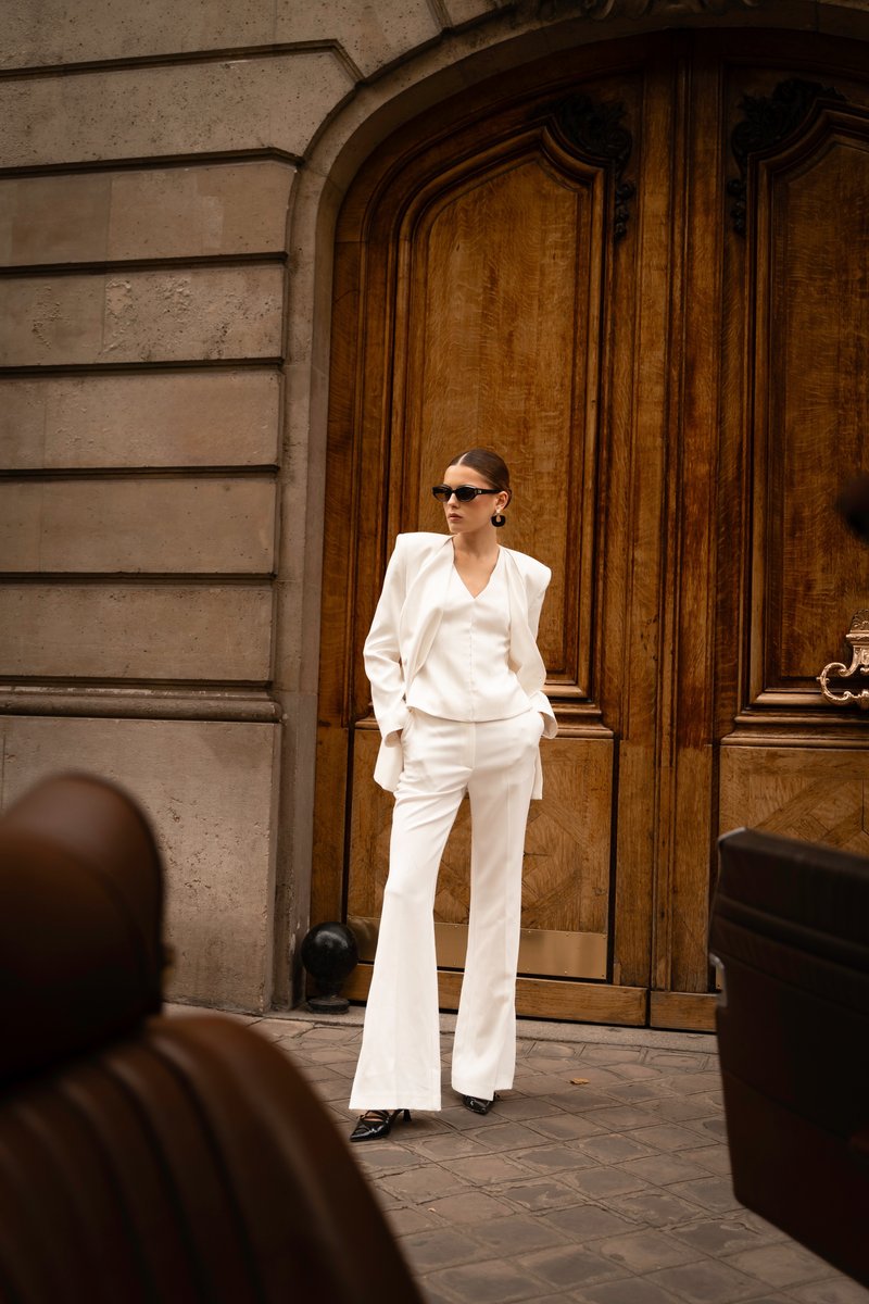 

Молочні штани-кльош із бічними розрізами