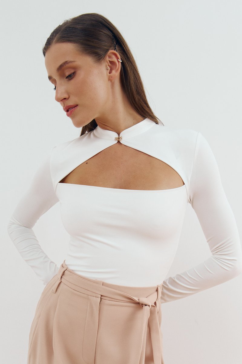 Молочный трикотажный боди с акцентным вырезом фотография 1