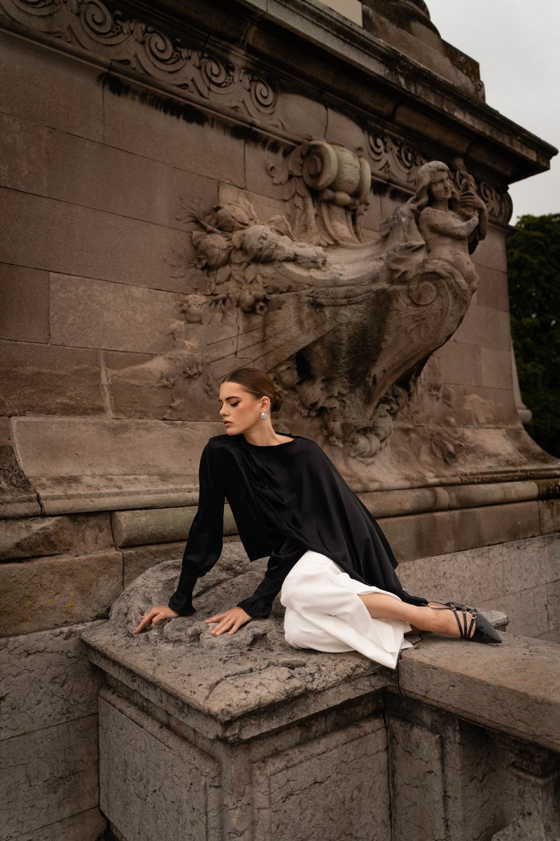 

Чорна сатинова блуза асиметричного крою