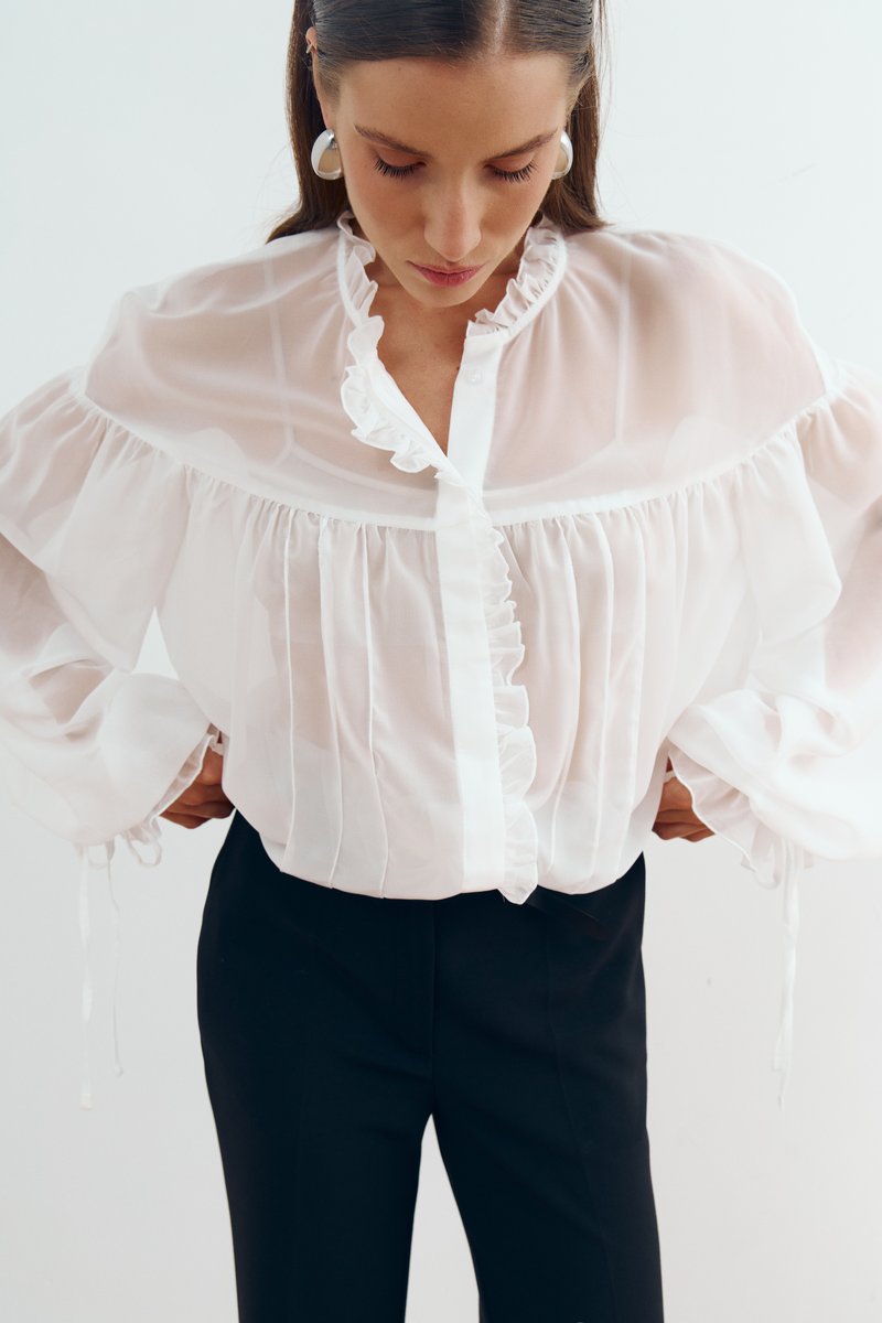 

Молочна шифонова блуза