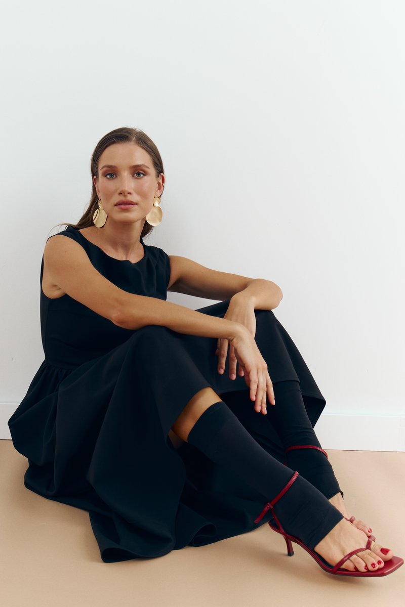 

Чорна сукня міді з розкльошеною спідницею