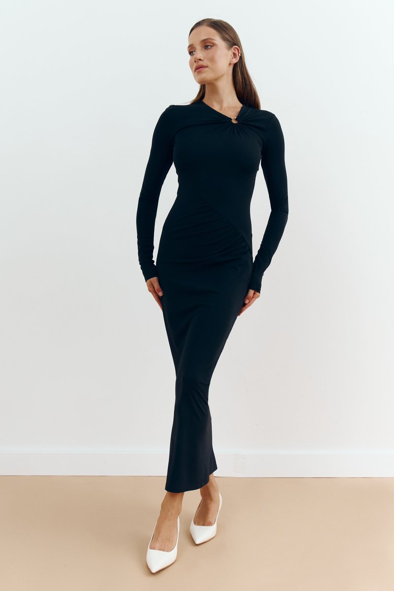 

Чорна сукня максі з асиметричним драпіруванням