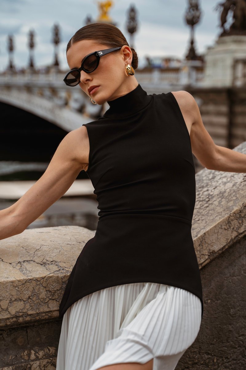 

Трикотажний подовжений топ з асиметричною баскою