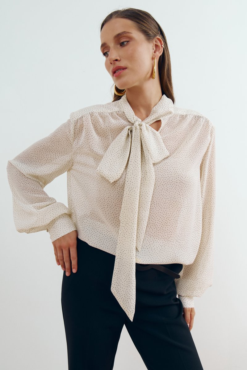 

Молочна шифонова блуза з принтом в горох
