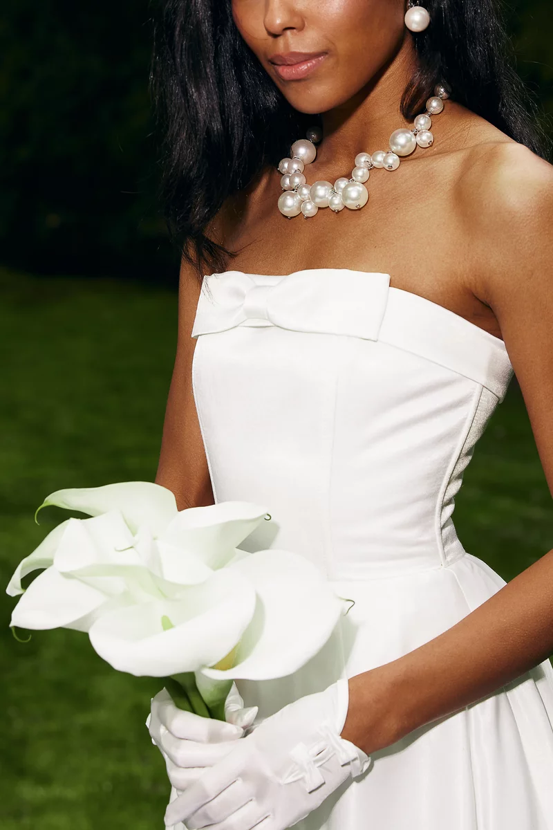 White necklace with pearls of different sizes photo 1