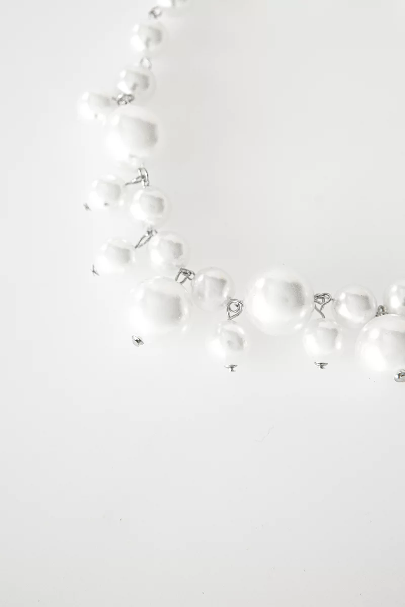 White necklace with pearls of different sizes photo 3