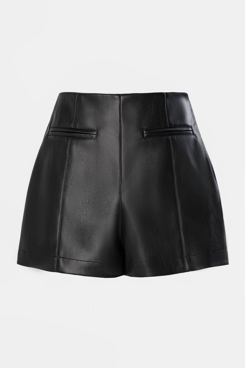 

Чорні короткі шорти з екошкіри