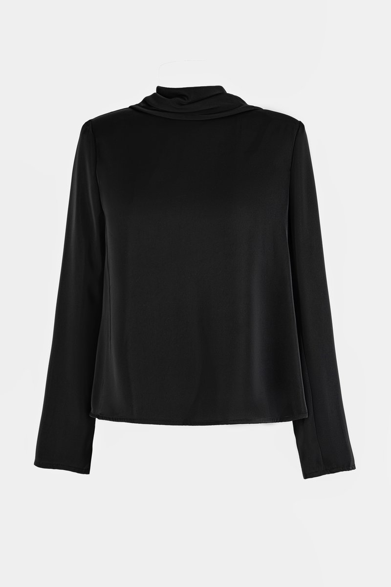 

Чорна сатинова блуза із відкритою спиною