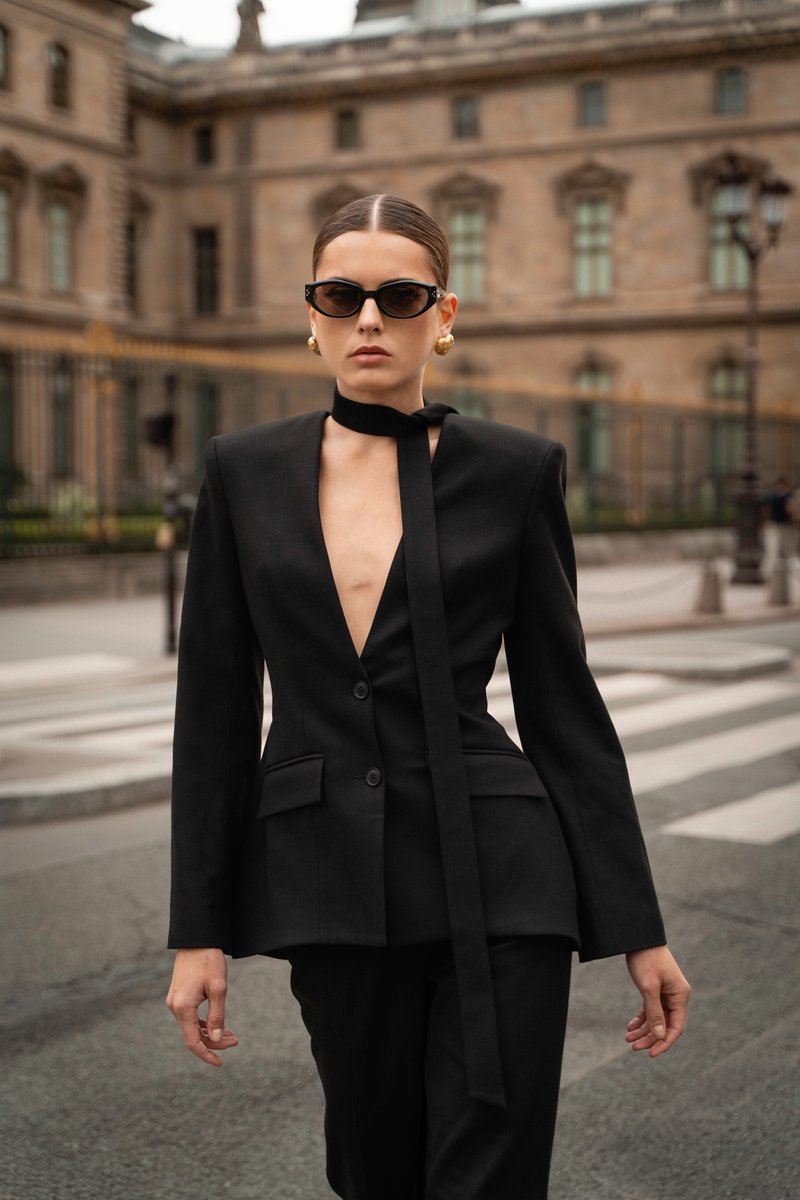 

Чорний подовжений однобортний жакет з поясом