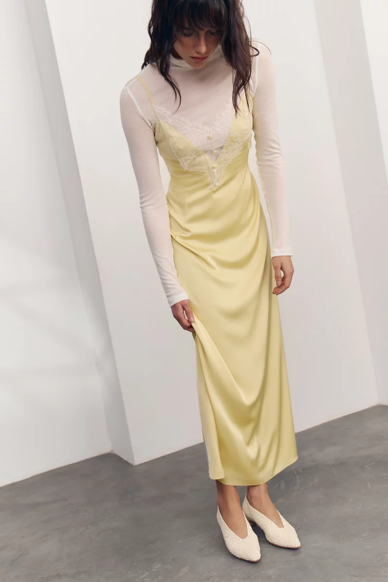 Желтое шелковое платье-комбинация с кружевными вставками фотография 1