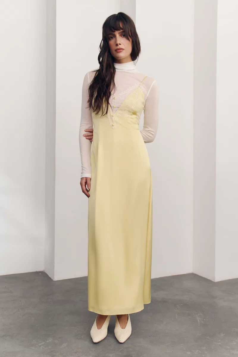 Желтое шелковое платье-комбинация с кружевными вставками фотография 2