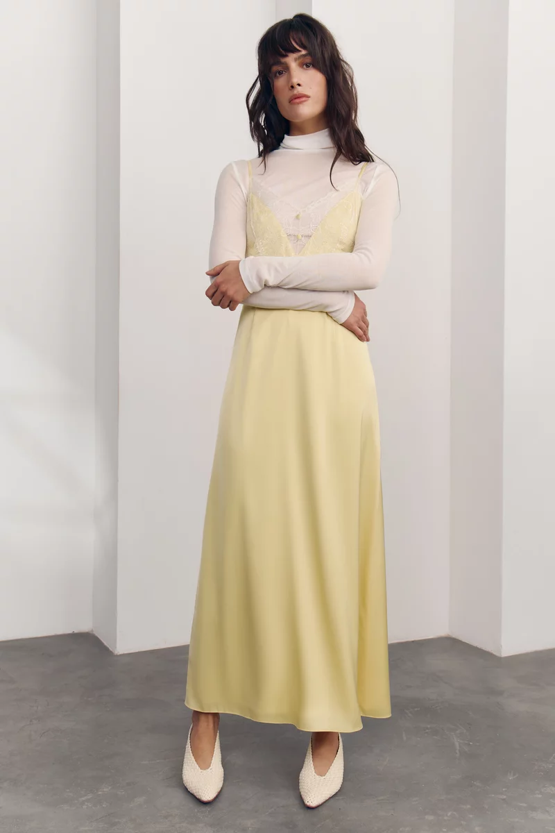 Желтое шелковое платье-комбинация с кружевными вставками фотография 4