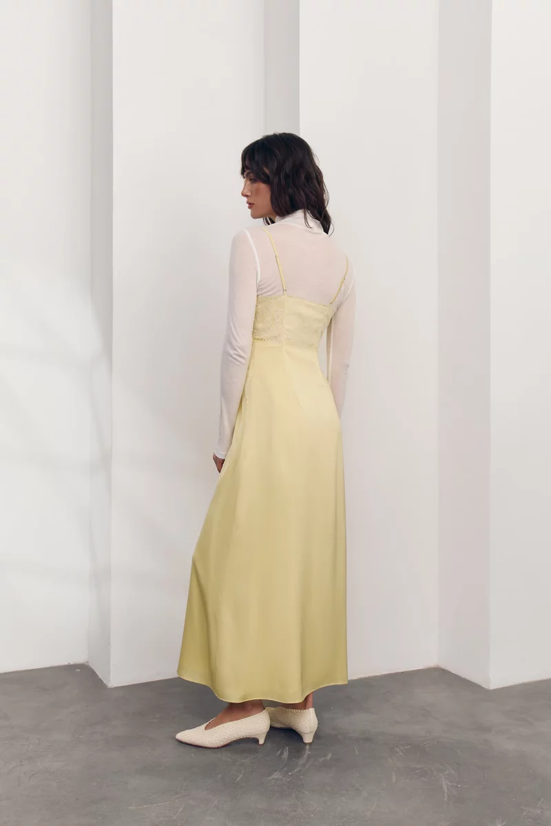 Желтое шелковое платье-комбинация с кружевными вставками фотография 5