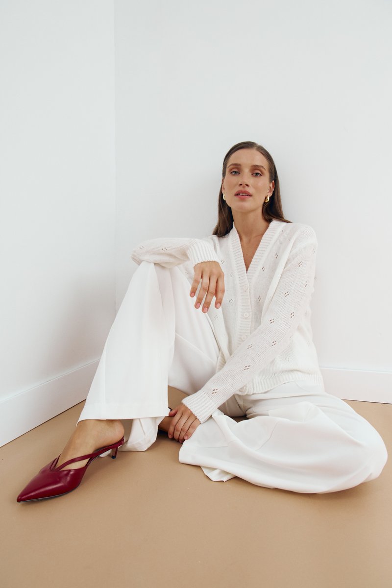 

Молочний кардиган з ніжною ажурною в'язкою