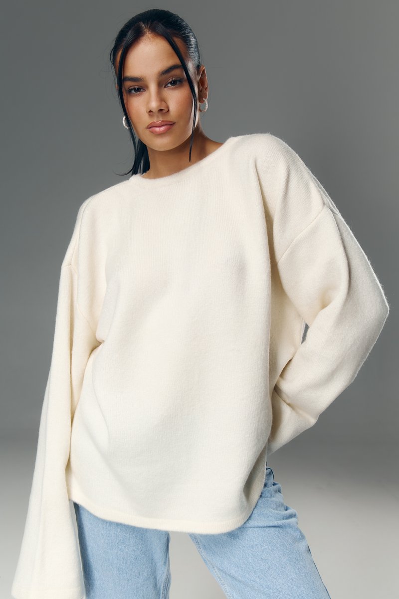 

Молочний трикотажний джемпер із відкритою спиною