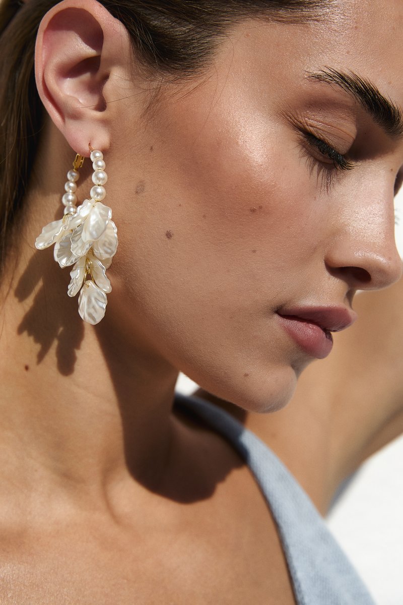 

Білі сережки з перламутровими пелюстками