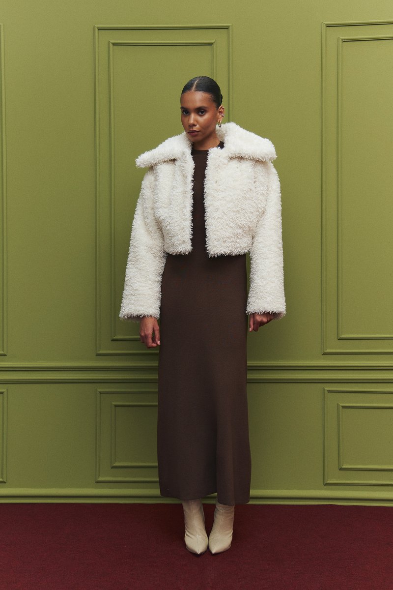 

Молочне коротке пальто зі штучного хутра