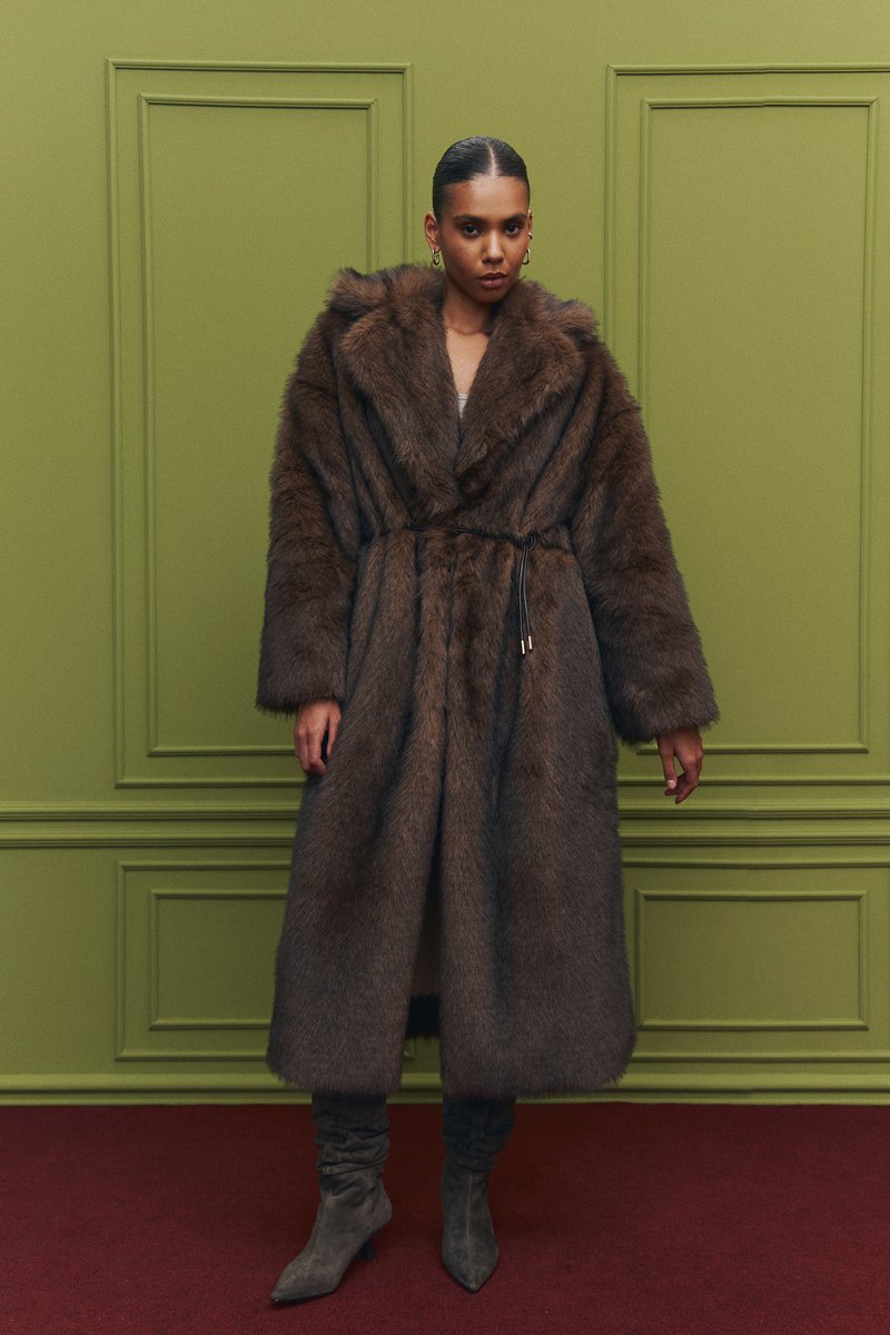 

Коричневе довге пальто зі штучного хутра