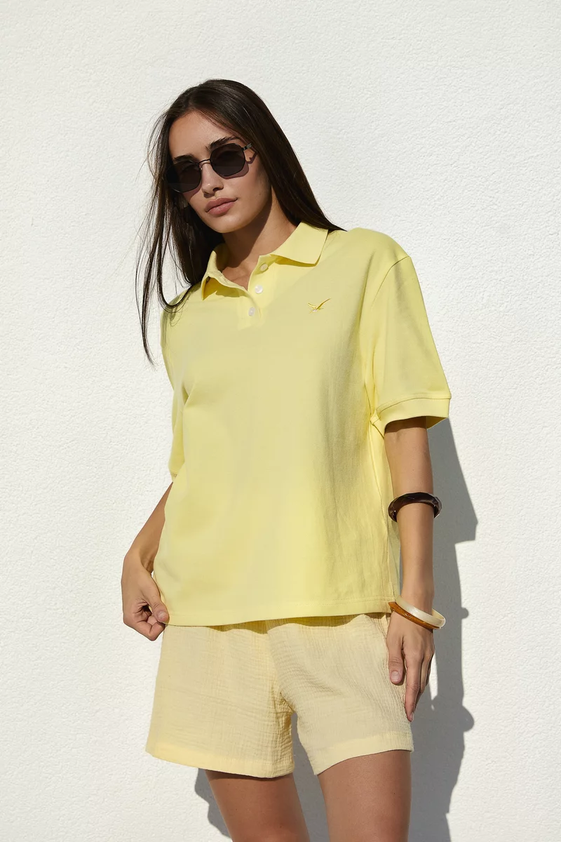 Yellow straight-cut polo shirt photo 1