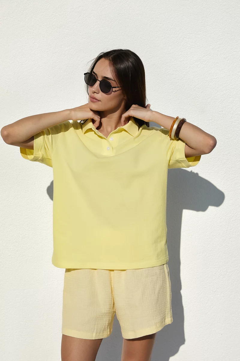Yellow straight-cut polo shirt photo 3