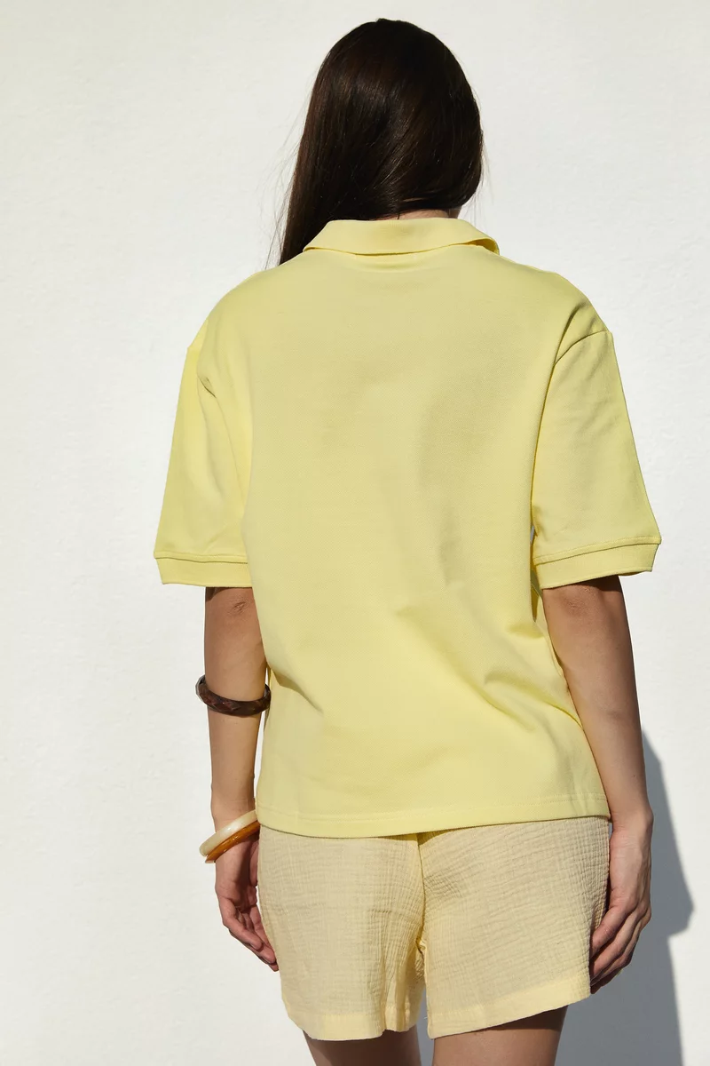 Yellow straight-cut polo shirt photo 4