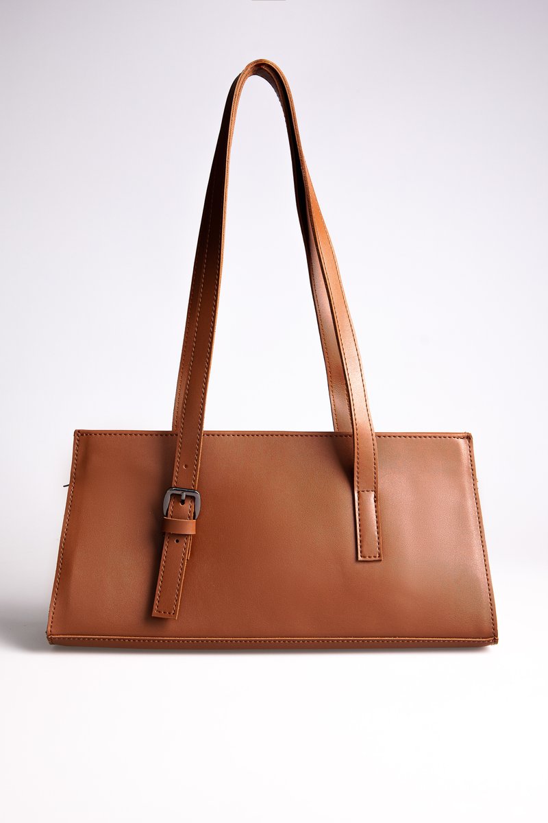 

Сумка-трапеція з екошкіри у карамельному відтінку