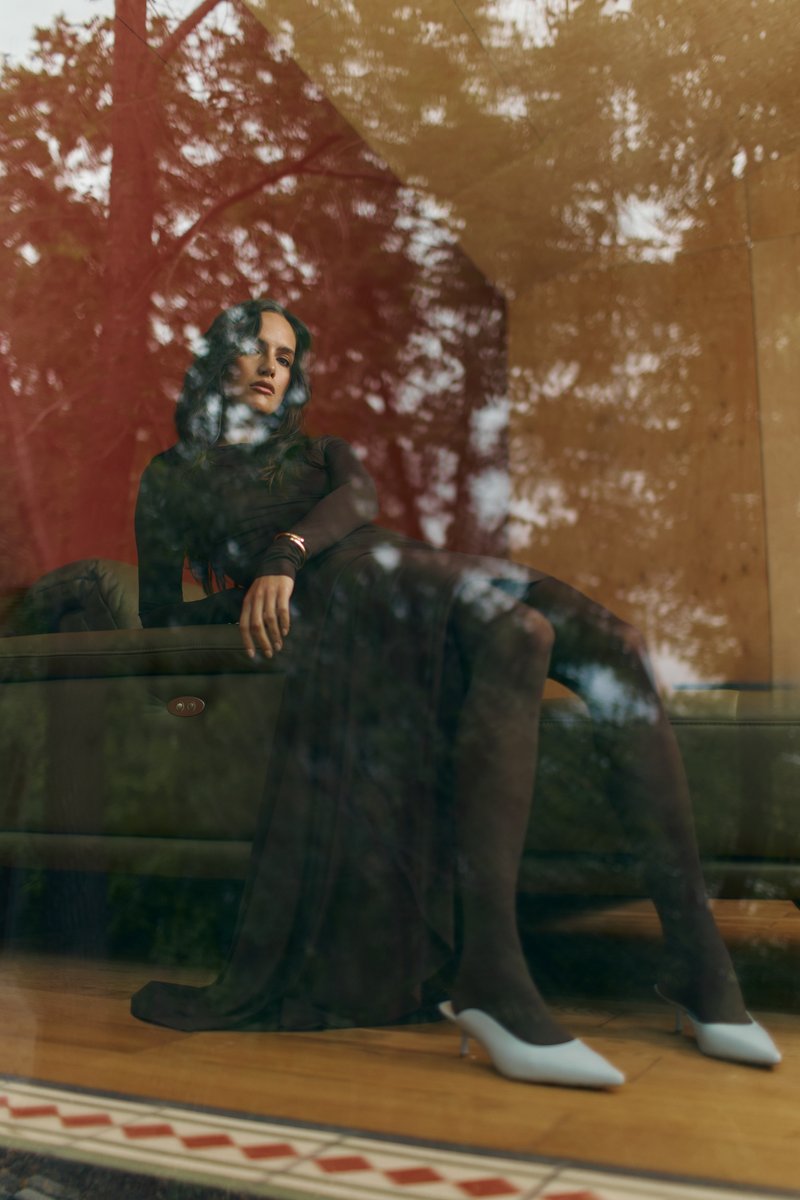 

Коричнева трикотажна сукня максі з асиметричним розрізом