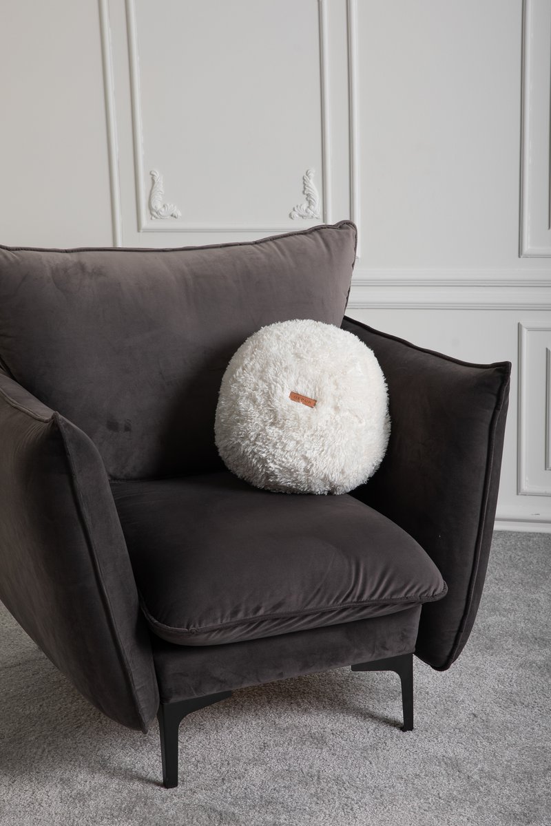 

Об'ємна подушка з наволочкою зі штучного хутра