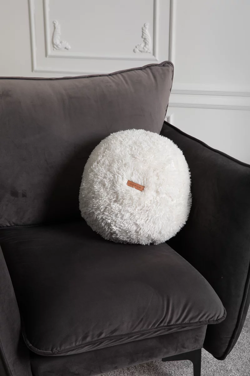 Объемная подушка с наволочкой из искусственного меха Объемная подушка с наволочкой из искусственного меха фотография 2