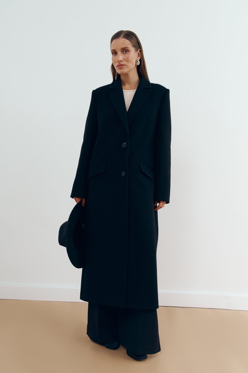 Черное шерстяное пальто прямого кроя фотография 1