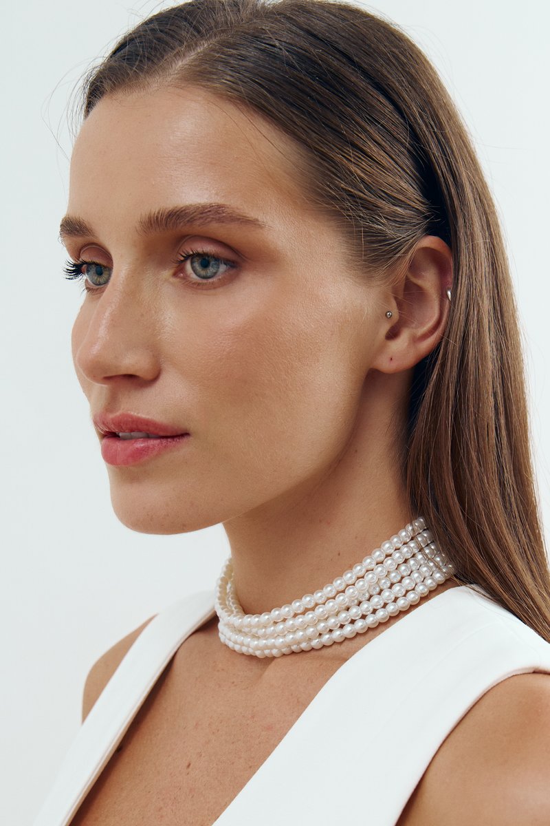 

Біле багатошарове намисто з перлинами