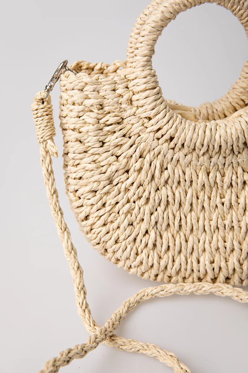 Бежевая соломенная сумка с круглыми ручками фотография 3