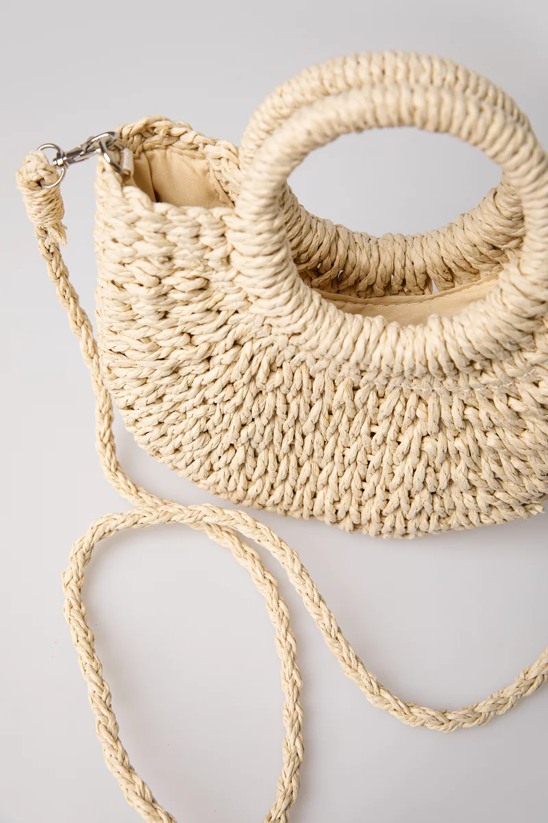 Бежевая соломенная сумка с круглыми ручками фотография 4