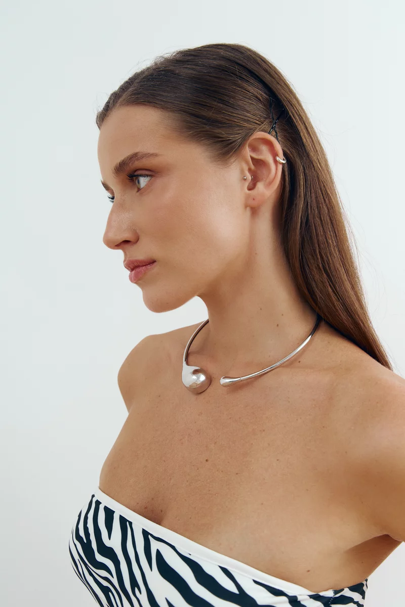Metallic silver necklace with a drop photo 1