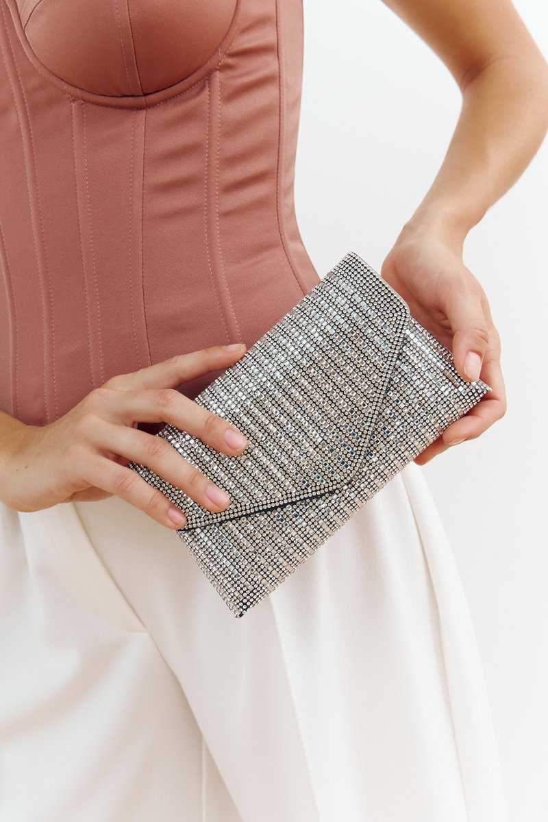 

Срібляста сумка зі стразами