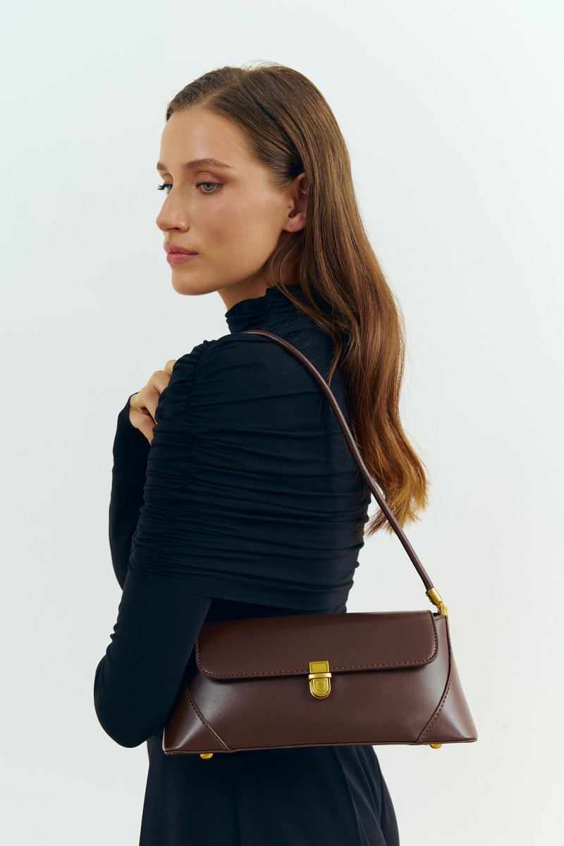 

Коричнева сумка-багет з однією ручкою