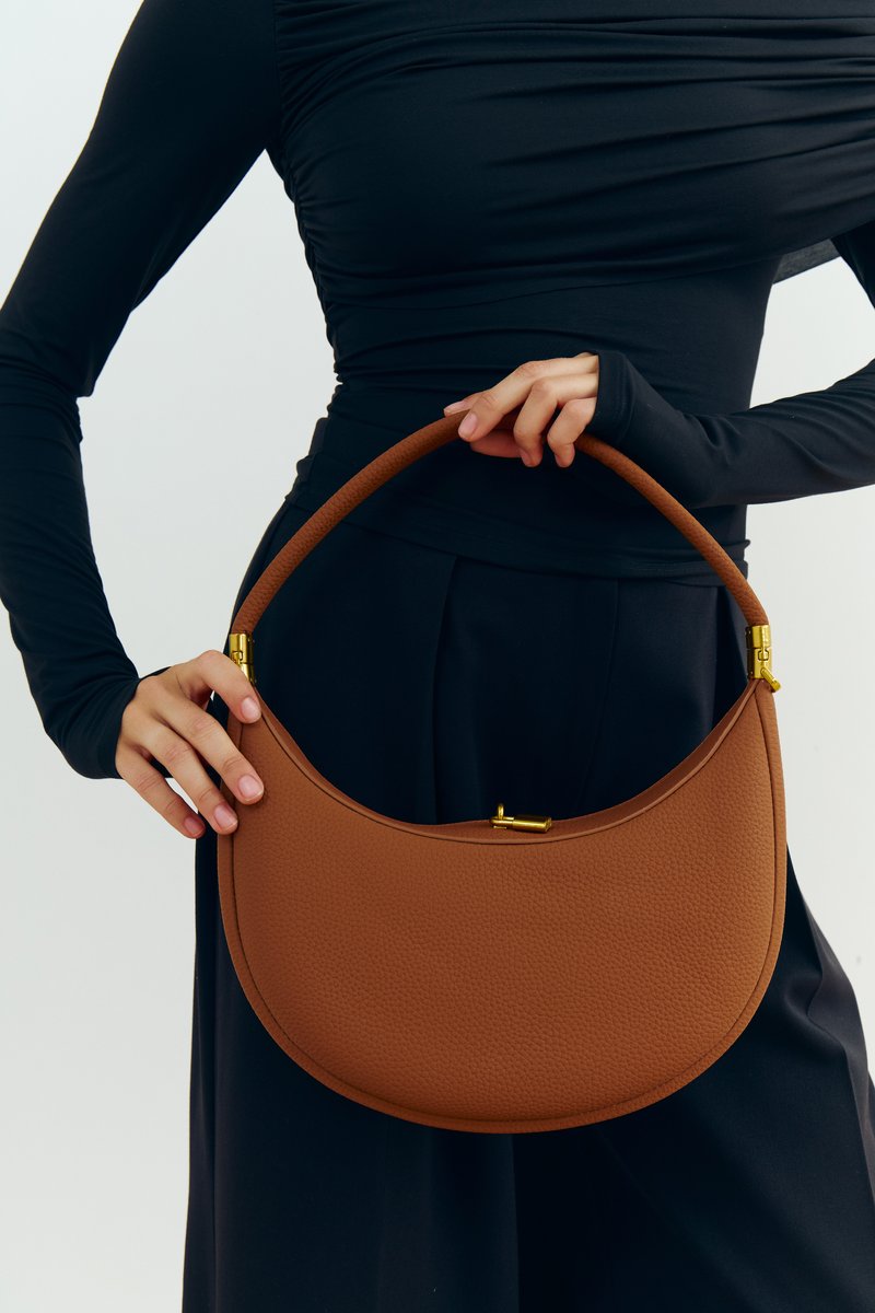 

Сумка-трансформер півмісяць у відтінку кемел