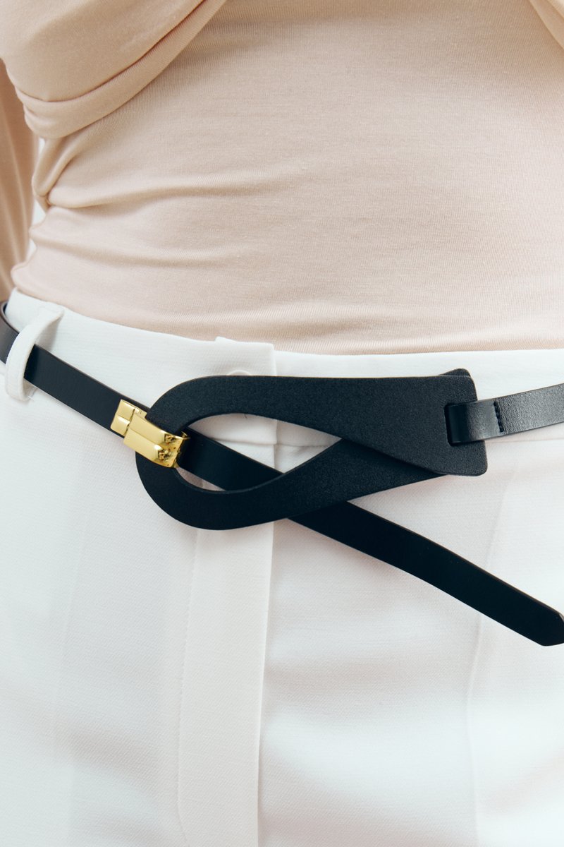 

Чорний ремінь з акцентною петлею