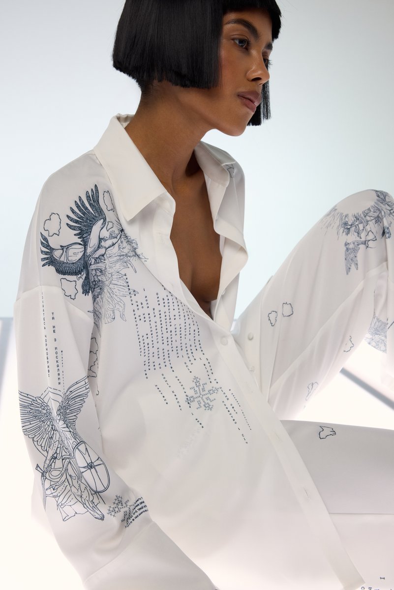 

Молочна сатинова блуза з принтом Душа