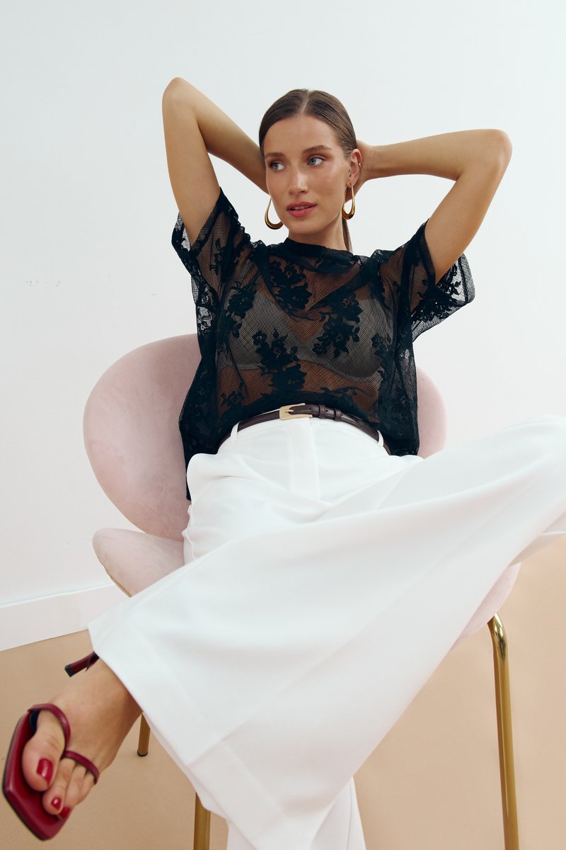 

Чорна футболка із квітковим мереживом