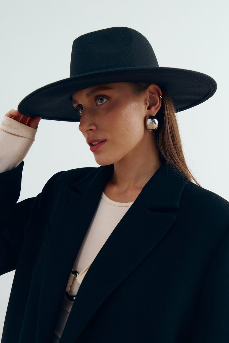 

Чорний капелюх зі стрічкою