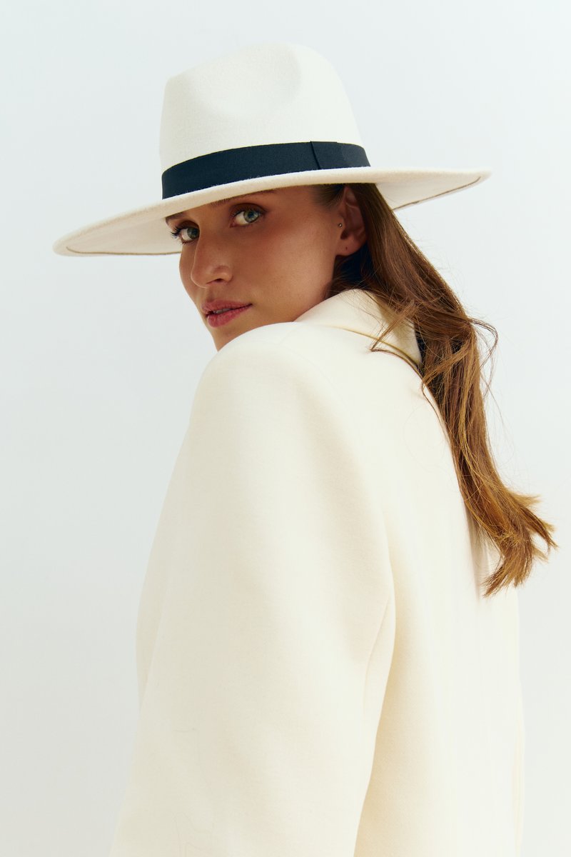 

Молочний капелюх зі стрічкою