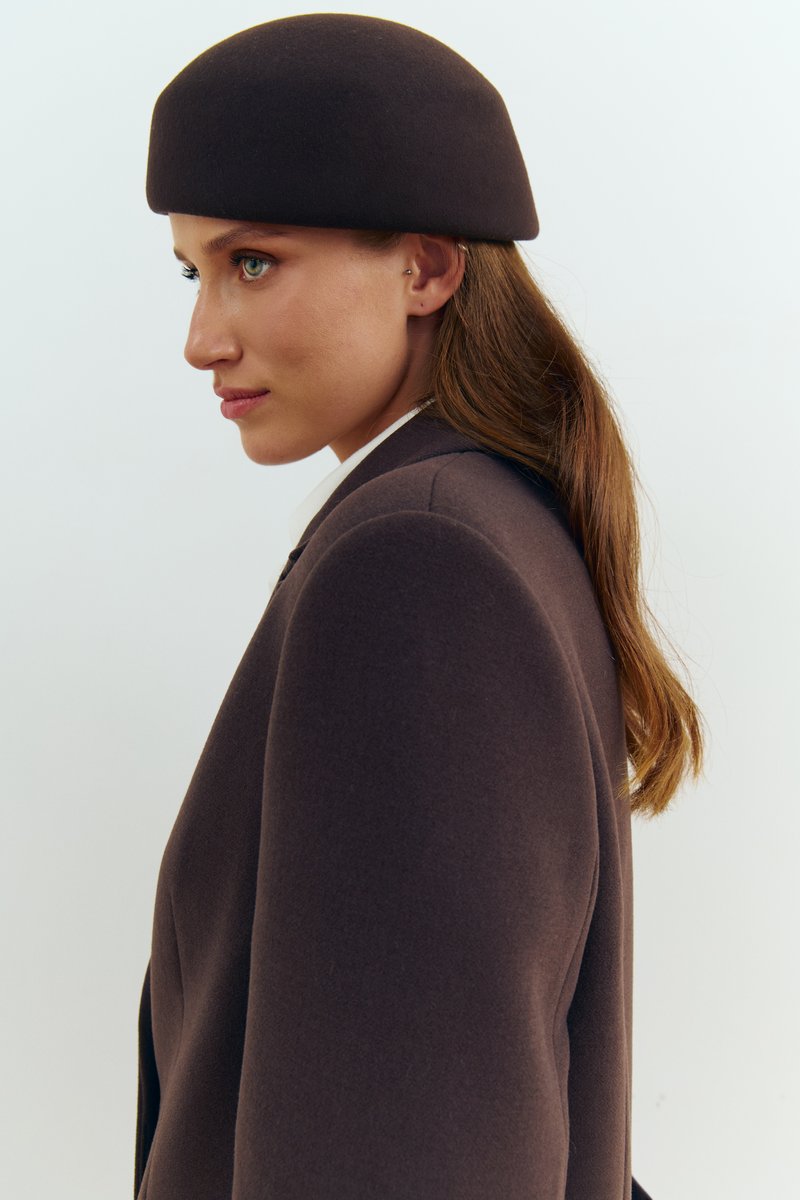 

Капелюх у шоколадному відтінку