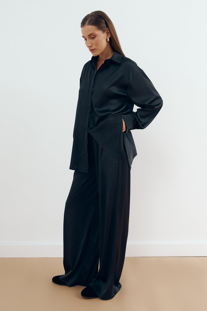 

Чорний шовковий костюм із блузою