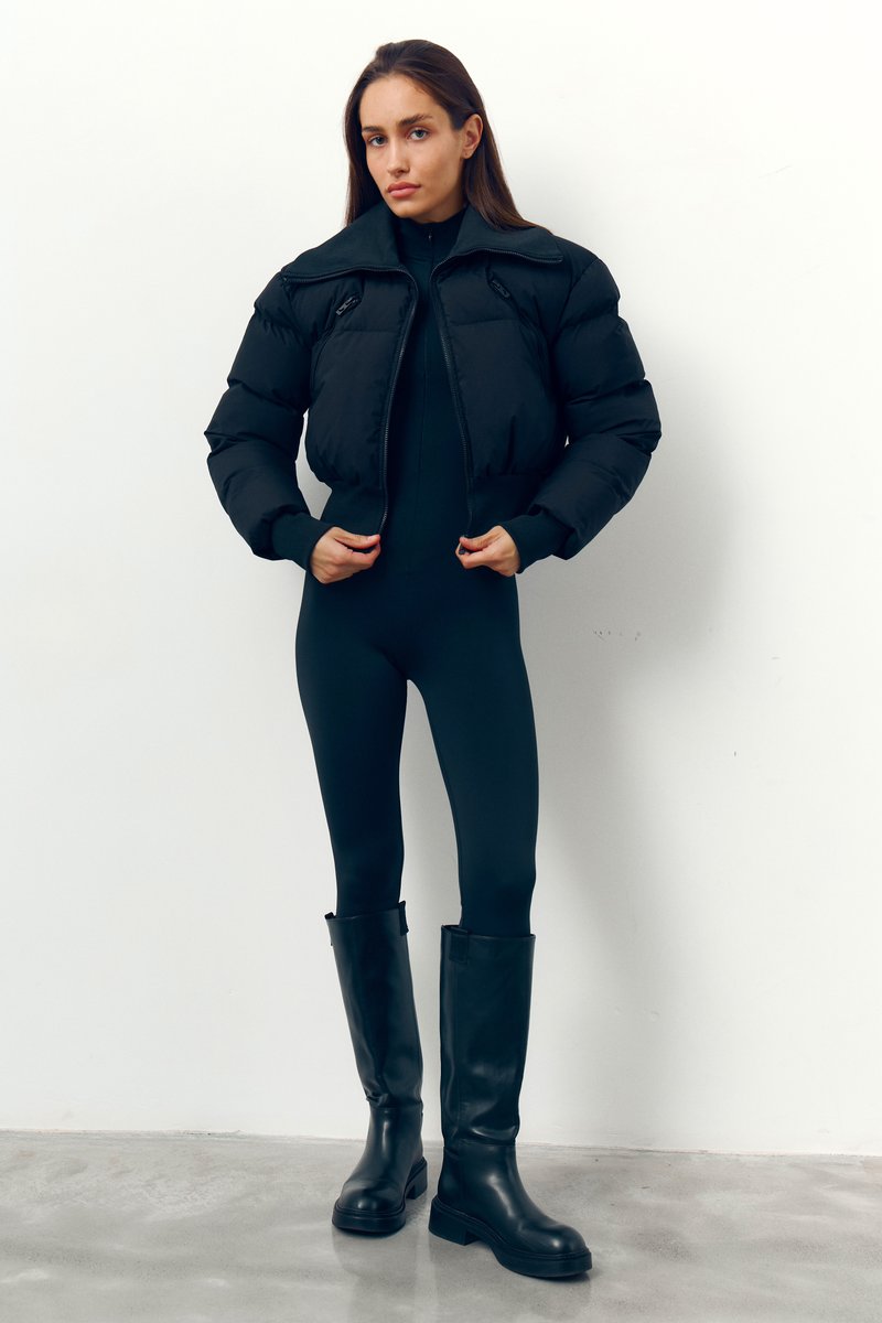 Черная укороченная теплая куртка фотография 1