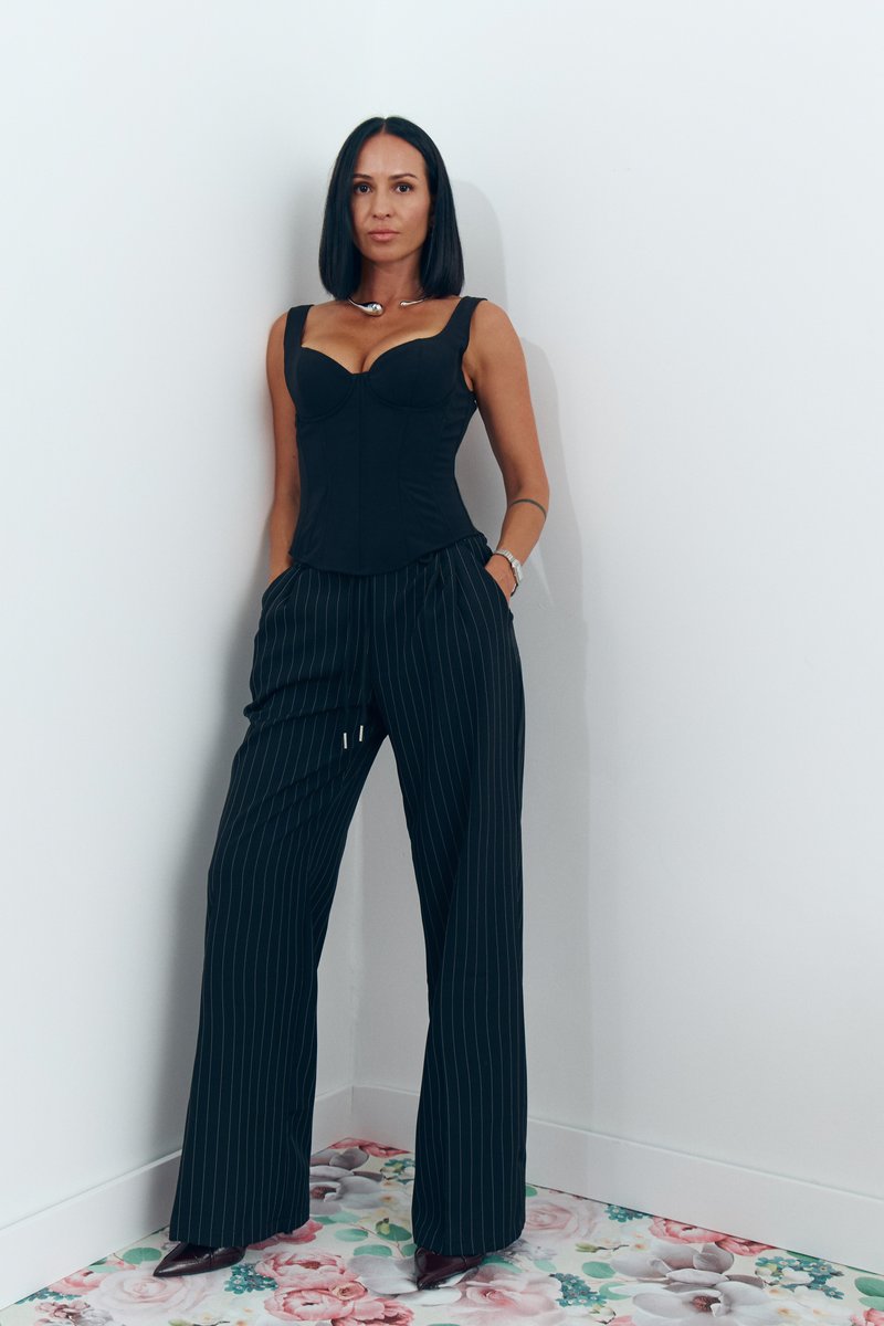 

Чорні штани-палаццо з принтом у смужку